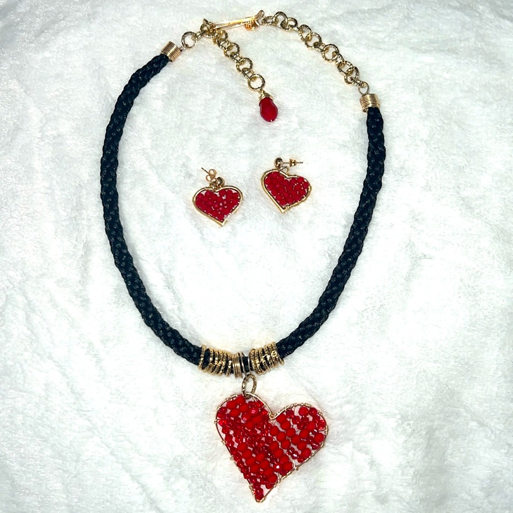 BRAND NEW ARTISAN DESIGNED AND CRAFTED Valentine Heart Necklace Set.
